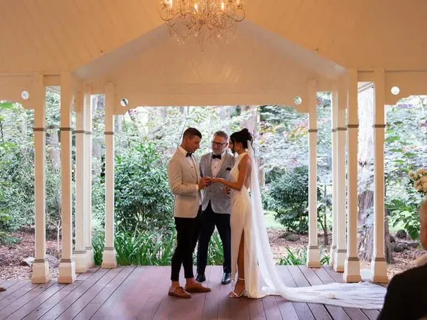 Jake Smith was the marriage celebrant for Cady & Sam at Gabbinbar, Toowoomba, Queensland, and they gave him a five star rating for his wedding celebrant services.